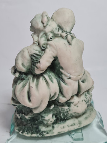 Статуэтка винтажная Arte Murano Linea "Влюбленная пара" на стеклянном основании, керамика/стекло, 11 х 14 см, Италия, 1960-70гг.