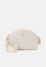 Tommy Hilfiger HALF MOON CAMERA BAG Across body bag weathered white СУМКА ДЛЯ КАМЕРЫ HALF MOON Сумка через плечо выветрившийся белый
