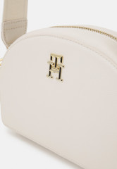 Tommy Hilfiger HALF MOON CAMERA BAG Across body bag weathered white СУМКА ДЛЯ КАМЕРЫ HALF MOON Сумка через плечо выветрившийся белый