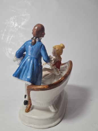 Фарфоровая статуэтка мужчины и женщины викторианской эпохи, 16см х 14см, Германия, 1970-80гг.