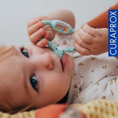 Curaprox Baby-Beissring mit Rassel  Lernzahnburste Детское кольцо для прорезывания зубов с обучающей зубной щеткой-погремушкой