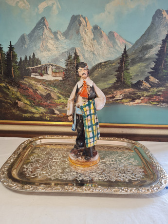 Статуэтка винтажная Termine Sciacca "Мужчина в национальном костюме со скатертью в руке", фарфор, 28 см, Германия, 1960-70гг.