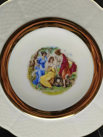 Тарелки сервировочные винтажные TK Thun Czechoslovakia "Три грации / Мадонна", с позолотой, 2 шт., фарфор, 17.5 см, Чехословакия, 1970-80гг.