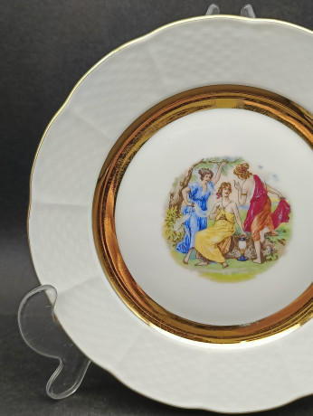 Тарелки сервировочные винтажные TK Thun Czechoslovakia "Три грации / Мадонна", с позолотой, 2 шт., фарфор, 17.5 см, Чехословакия, 1970-80гг.