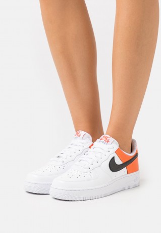 Nike Sportswear AIR FORCE 1 07 ESS SNKR Sneaker low white/black/brilliant orange AIR FORCE 1 07 ESS SNKR кроссовки женские низкие белый/черный/ярко-оранжевый