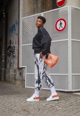 Nike Sportswear AIR FORCE 1 07 ESS SNKR Sneaker low white/black/brilliant orange AIR FORCE 1 07 ESS SNKR кроссовки женские низкие белый/черный/ярко-оранжевый