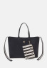 Tommy Hilfiger ICONIC TOTE SOLID STRIPE SET Tote bag space blue ICONIC TOTE SOLID STRIPE SET Сумка-тоут космический синий