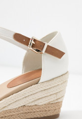 Tommy Hilfiger BASIC OPENED TOE MID WEDGE Espadrilles ivory БАЗОВАЯ СТАТЬЯ С ОТКРЫТЫМ НОСКОМ Эспадрильи слоновая кость