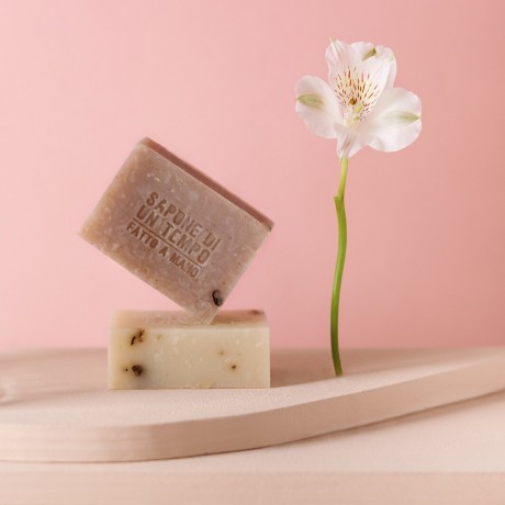 SAPONE DI UN TEMPO Geschenkpackung mit 4 sortierten 100 g Bio-Seifenlaugen  Подарочная упаковка из 4 органических мыльных растворов по 100 г в ассортименте.