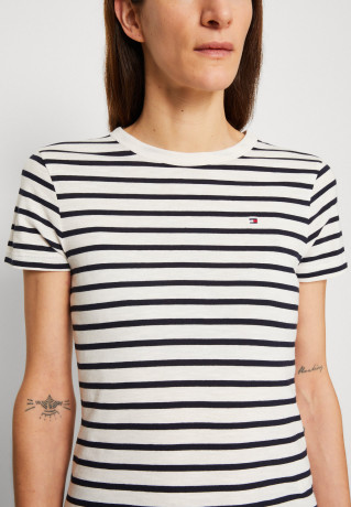 Tommy Hilfiger 1985 C NK SS Basic T-shirt white/desert sky 1985 C NK SS — базовая футболка белое/пустынное небо