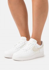 Nike Sportswear AIR FORCE 1 07 Sneaker low summit white/fossil AIR FORCE 1 07 Низкие кроссовки женские саммит белый/ископаемый