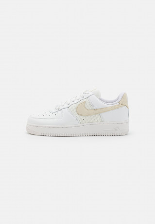 Nike Sportswear AIR FORCE 1 07 Sneaker low summit white/fossil AIR FORCE 1 07 Низкие кроссовки женские саммит белый/ископаемый