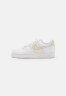 Nike Sportswear AIR FORCE 1 07 Sneaker low summit white/fossil AIR FORCE 1 07 Низкие кроссовки женские саммит белый/ископаемый