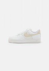 Nike Sportswear AIR FORCE 1 07 Sneaker low summit white/fossil AIR FORCE 1 07 Низкие кроссовки женские саммит белый/ископаемый