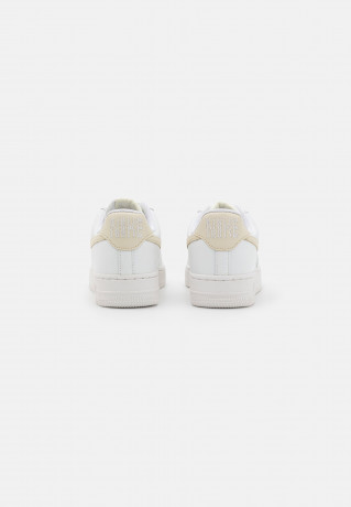 Nike Sportswear AIR FORCE 1 07 Sneaker low summit white/fossil AIR FORCE 1 07 Низкие кроссовки женские саммит белый/ископаемый