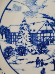 Тарелка декоративная винтажная Hutschenreuther "Зимний дворик с катком" с синим принтом, фарфор, 20 см, Германия, 1960-70гг.