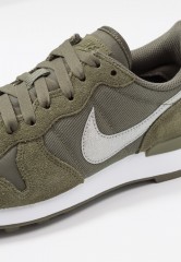 Nike Sportswear INTERNATIONALIST Sneaker low med olive/white INTERNATIONALIST Низкие кроссовки женские средний оливковый/белый