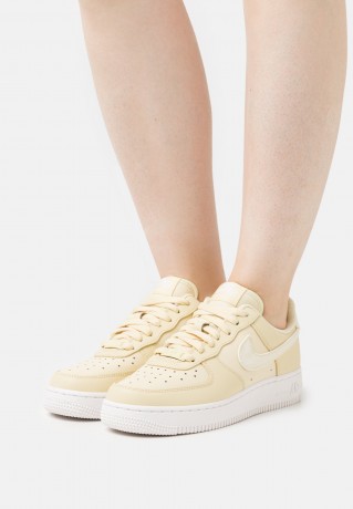Nike Sportswear AIR FORCE 1 07 Sneaker low lemon drop/coconut milk/summit white AIR FORCE 1 07 Низкие кроссовки женские лимонная капля/кокосовое молоко/белая вершина