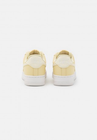 Nike Sportswear AIR FORCE 1 07 Sneaker low lemon drop/coconut milk/summit white AIR FORCE 1 07 Низкие кроссовки женские лимонная капля/кокосовое молоко/белая вершина