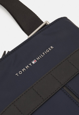 Tommy Hilfiger ELEVATED MINI CROSSOVER UNISEX Across body bag Space Blue ELEVATED MINI CROSSOVER UNISEX Сумка через плечо КосмосСиний