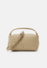 Tommy Hilfiger CASUAL CROSSOVER Across body bag beige CASUAL CROSSOVER Сумка через плечо бежевый