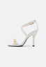 Tommy Hilfiger CHAIN FEMININE High heeled sandals ecru CHAIN ????FEMININE Босоножки на высоком каблуке экрю