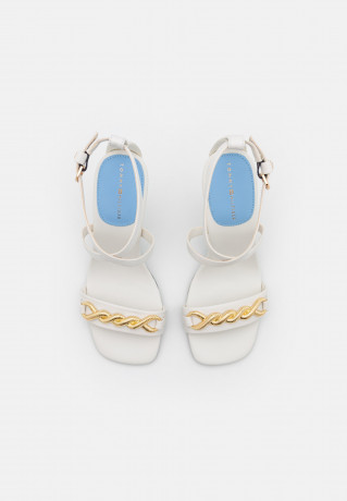 Tommy Hilfiger CHAIN FEMININE High heeled sandals ecru CHAIN ????FEMININE Босоножки на высоком каблуке экрю