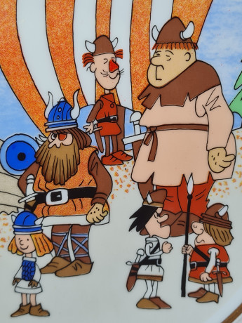 Тарелка детская винтажная Kamla GDR / Langenbach "Викинги у драккара", в коричнево-золотистых тонах, фарфор, 19,5 см, ГДР, 1981 г.