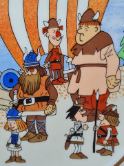 Тарелка детская винтажная Kamla GDR / Langenbach &quot;Викинги у драккара&quot;, в коричнево-золотистых тонах, фарфор, 19,5 см, ГДР, 1981 г.