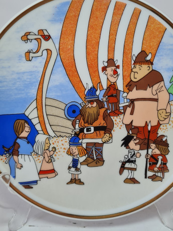 Тарелка детская винтажная Kamla GDR / Langenbach "Викинги у драккара", в коричнево-золотистых тонах, фарфор, 19,5 см, ГДР, 1981 г.