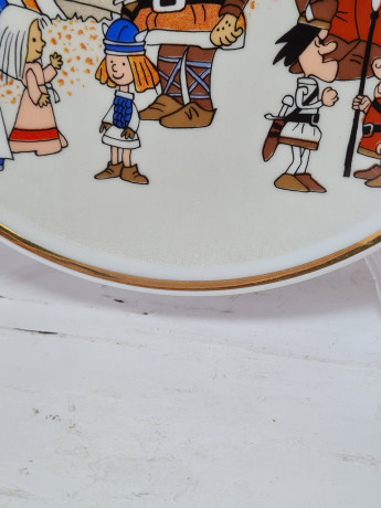 Тарелка детская винтажная Kamla GDR / Langenbach "Викинги у драккара", в коричнево-золотистых тонах, фарфор, 19,5 см, ГДР, 1981 г.