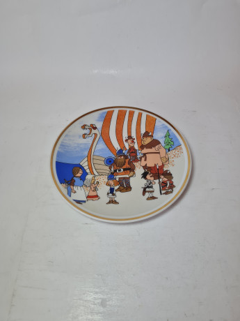 Тарелка детская винтажная Kamla GDR / Langenbach "Викинги у драккара", в коричнево-золотистых тонах, фарфор, 19,5 см, ГДР, 1981 г.