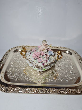 Шкатулка-бонбоньерка винтажная в стиле Sitzendorf "Мальчик с бабочкой", стиль рококо, позолоченные ручки, 12 x 19 х 16,5 см, Германия, 1900гг.