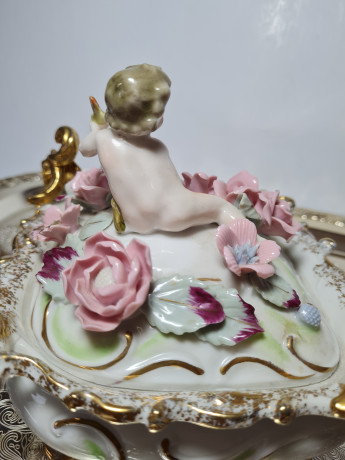Шкатулка-бонбоньерка винтажная в стиле Sitzendorf "Мальчик с бабочкой", стиль рококо, позолоченные ручки, 12 x 19 х 16,5 см, Германия, 1900гг.