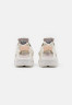 Nike Sportswear AIR HUARACHE Sneaker low sail/light bone/fossil stone/summit white AIR HUARACHE Низкие кроссовки женские парус/светлая кость/ископаемый камень/белая вершина