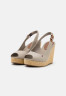 Tommy Hilfiger ICONIC ELENA SLING BACK WEDGE High heeled sandals stone ICONIC ELENA SLING BACK WEDGE Босоножки на высоком каблуке камни