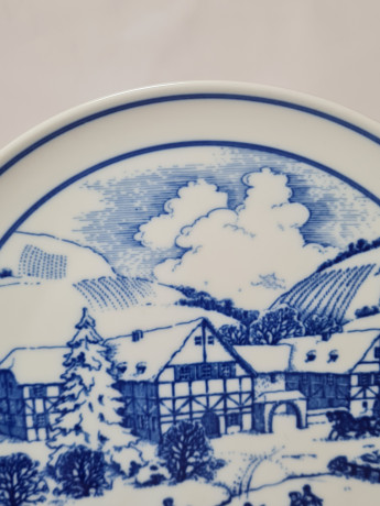 Тарелка декоративная винтажная Hutschenreuther "Зимний дворик с катком" с синим принтом, фарфор, 20 см, Германия, 1960-70гг.