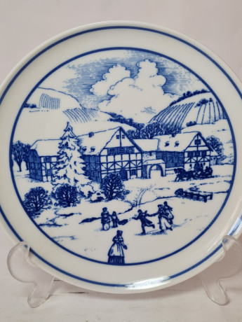 Тарелка декоративная винтажная Hutschenreuther "Зимний дворик с катком" с синим принтом, фарфор, 20 см, Германия, 1960-70гг.