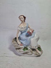 Статуэтка винтажная Alba Iulia &quot;Девушка с цветами&quot;, фарфор, 16 см, Румыния, 1960-70гг.