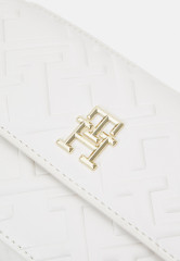 Tommy Hilfiger ICONIC CAMERA BAG MONO Across body bag weathered white ICONIC CAMERA BAG MONO Сумка через плечо выветрившийся белый