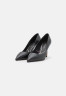 Tommy Hilfiger POINTY FEMININE Classic heels black POINTY FEMININE Классические каблуки черный