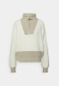 Tommy Hilfiger COLOURBLOCK HALF ZIP Jumper ecru/grey oat COLOR BLOCK HALF ZIP джемперы экрю/серый овсяный