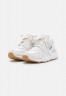 Nike Sportswear AIR HUARACHE Sneaker low phantom/white/fossil/light brown/black AIR HUARACHE Низкие кроссовки женские фантом/белый/ископаемый/светло-коричневый/черный