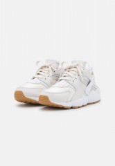 Nike Sportswear AIR HUARACHE Sneaker low phantom/white/fossil/light brown/black AIR HUARACHE Низкие кроссовки женские фантом/белый/ископаемый/светло-коричневый/черный