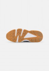 Nike Sportswear AIR HUARACHE Sneaker low phantom/white/fossil/light brown/black AIR HUARACHE Низкие кроссовки женские фантом/белый/ископаемый/светло-коричневый/черный