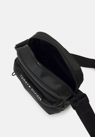 Tommy Hilfiger SKYLINE MINI REPORTER UNISEX Across body bag black SKYLINE MINI REPORTER UNISEX Сумка через плечо черный