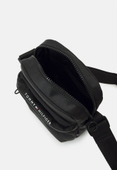 Tommy Hilfiger SKYLINE MINI REPORTER UNISEX Across body bag black SKYLINE MINI REPORTER UNISEX Сумка через плечо черный