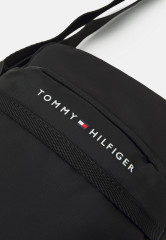 Tommy Hilfiger SKYLINE MINI REPORTER UNISEX Across body bag black SKYLINE MINI REPORTER UNISEX Сумка через плечо черный