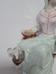 Статуэтка винтажная среднего размера Alba-Iulia &quot;Девушка в розово-зеленом платье, кормящая голубей&quot;, фарфор, 18 х 17 см, Румыния 1970-80гг.