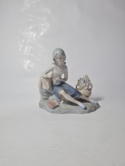 Lladro Статуэтка &quot;Девушка с вазой с цветами и маленькой птичкой на руке&quot;, 15см х 16см, Испания, 1960-70гг.